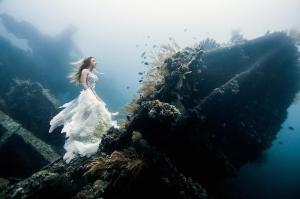 　水下沉船肖像画（Underwater shipwreck portraits in Bali by Benjamin Von Wong）